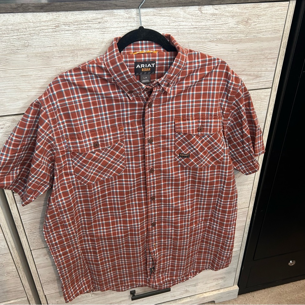 ARIAT MEN'S REBAR PLAID PRINT SHORT SLEEVE BUTTON-DOWN WORK SHIRT Large